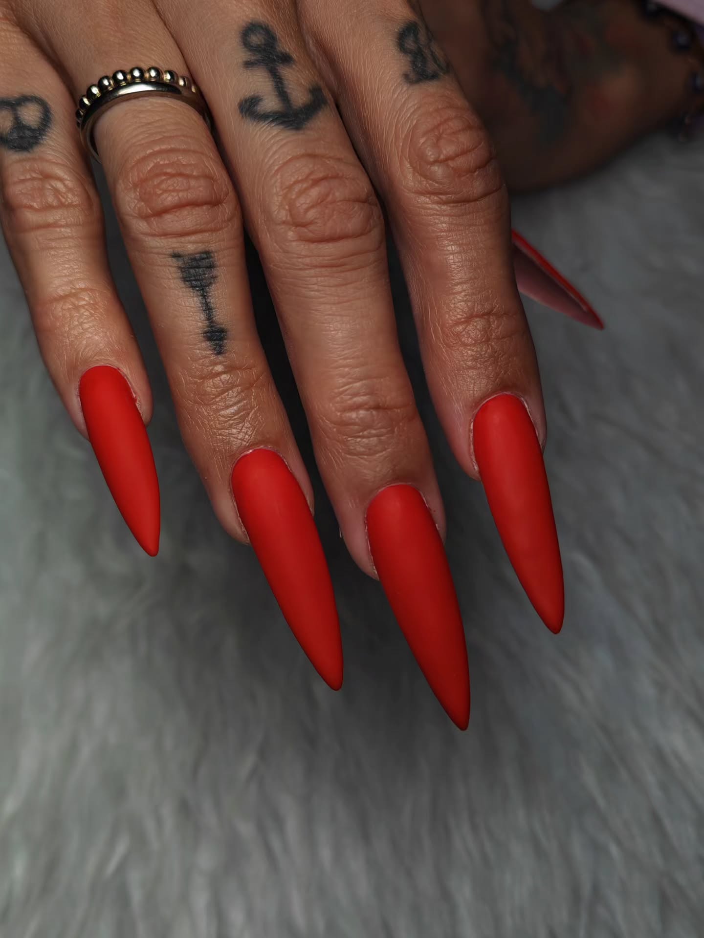 Matte rote Stiletto-Nägel von Mel's Nails